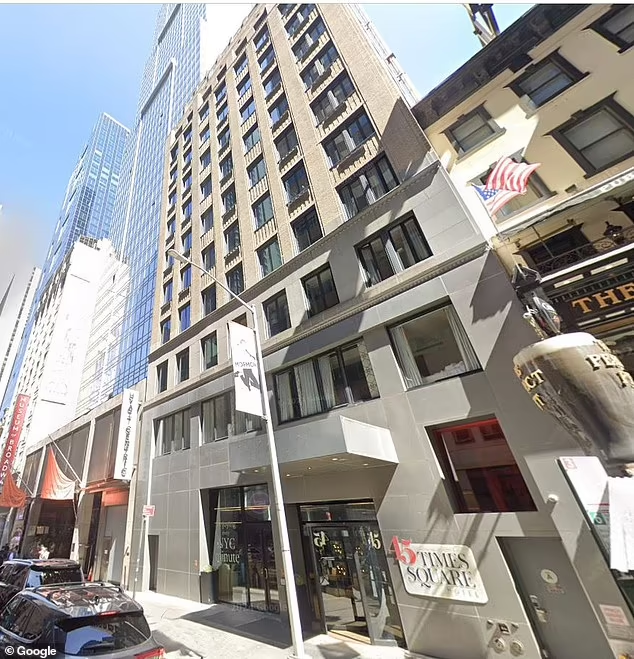 Roi tu tang 15 khach san, nguoi dan ong 39 tuoi tu vong