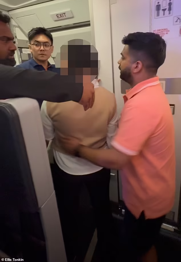 May bay quay dau giua khong trung vi hanh khach doi mo cua