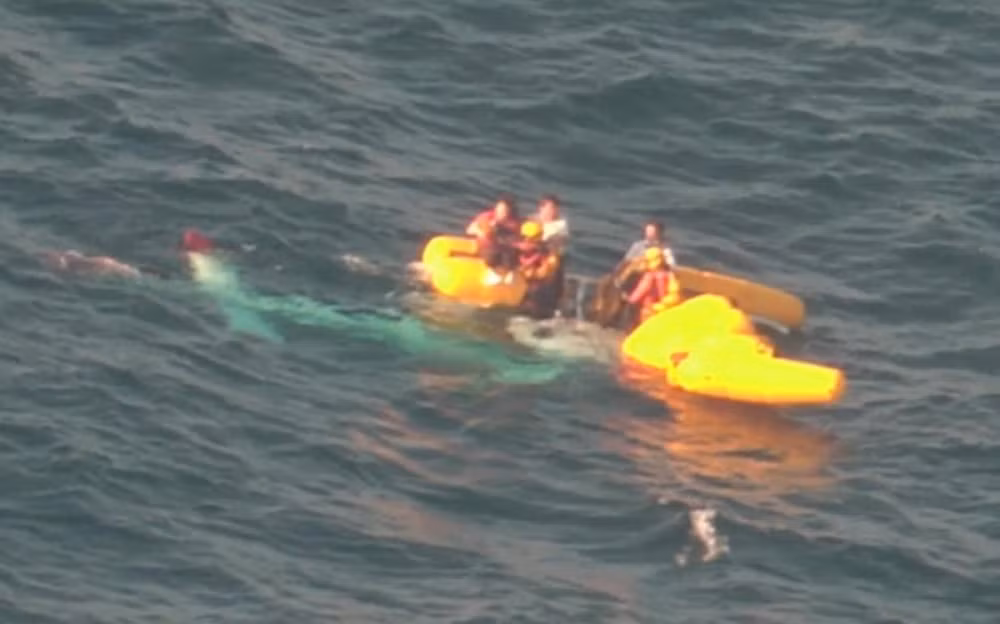 Truc thang cuu thuong roi xuong bien, 3 nguoi thiet mang