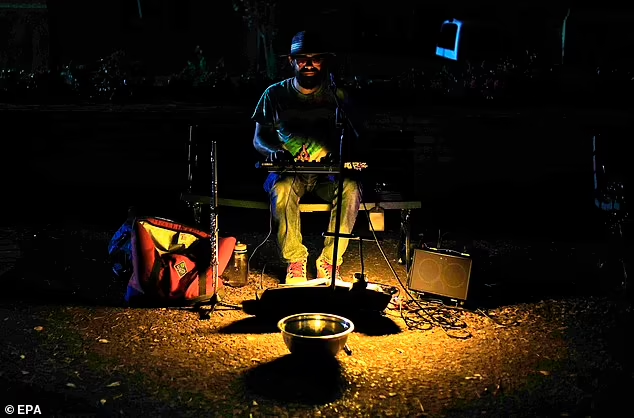 1,4 triệu người ở Puerto Rico sống trong bóng tối vì mất điện - Hình 2 1,4 trieu nguoi o Puerto Rico song trong bong toi vi mat dien-Hinh-2