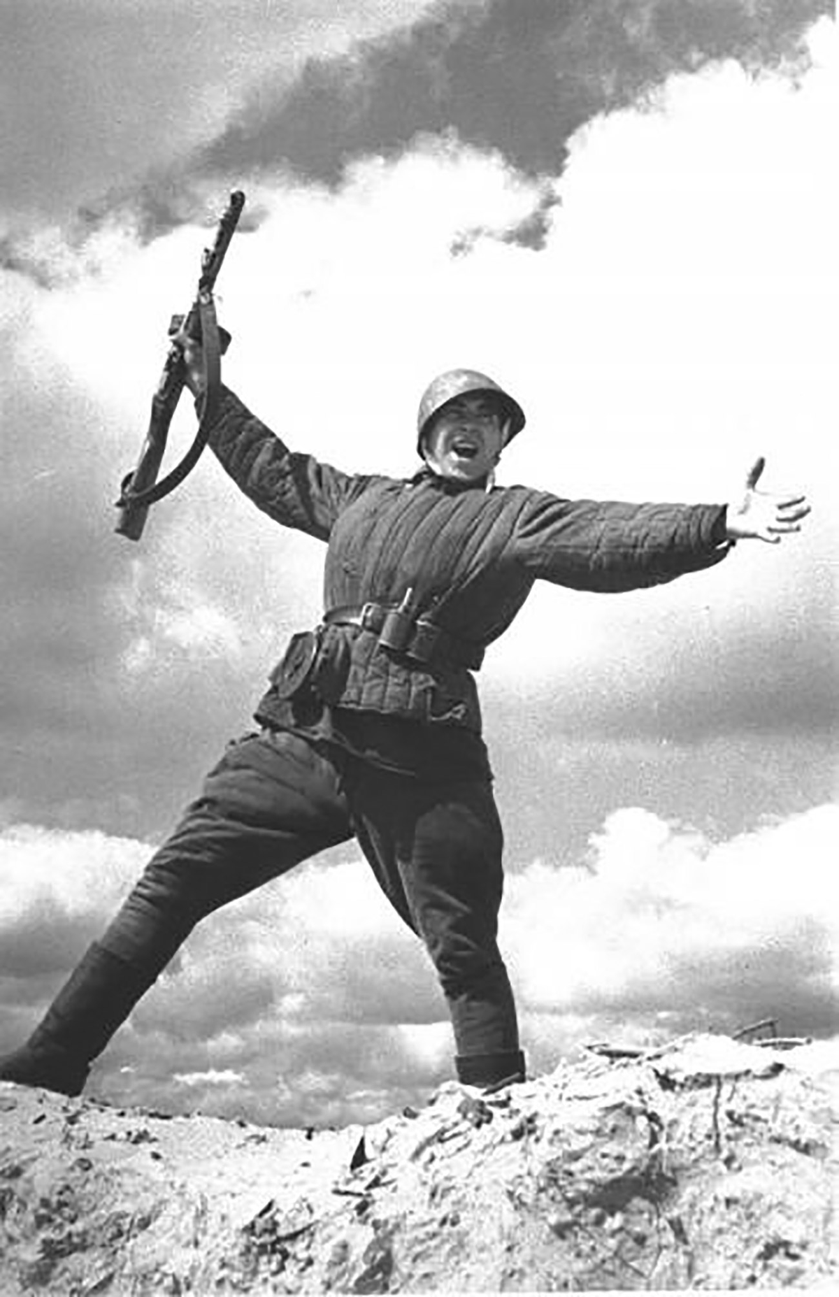 Những người lính ăn mừng chiến thắng...