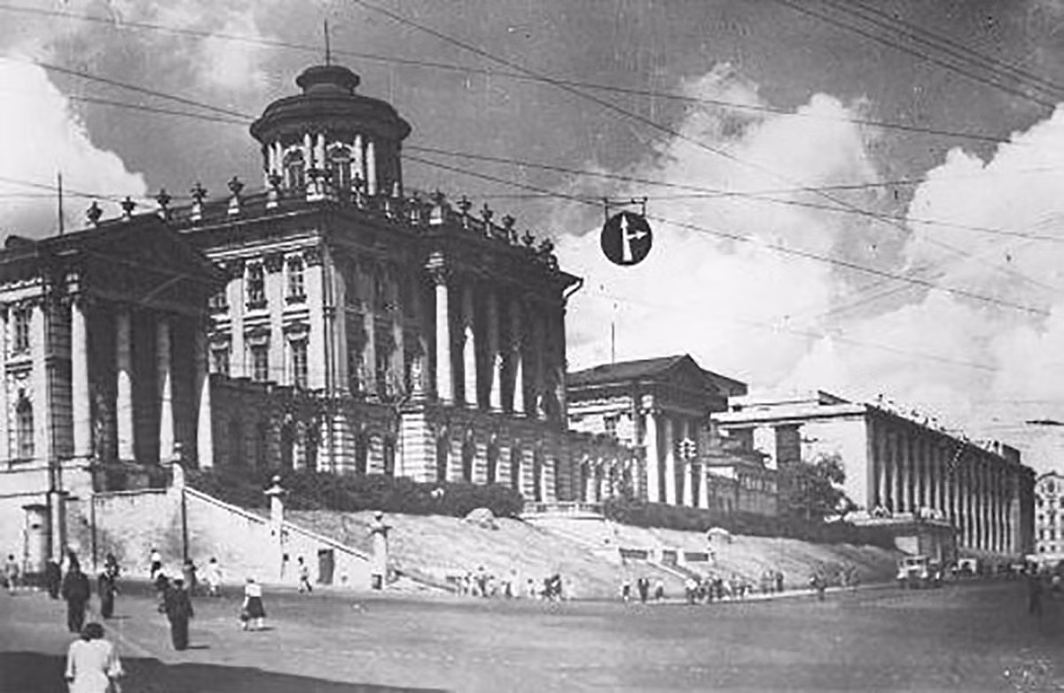 Một trong những tòa nhà đẹp nhất ở Moscow là Pashkov đối diện với Điện Kremlin trong bức ảnh được chụp năm 1945.