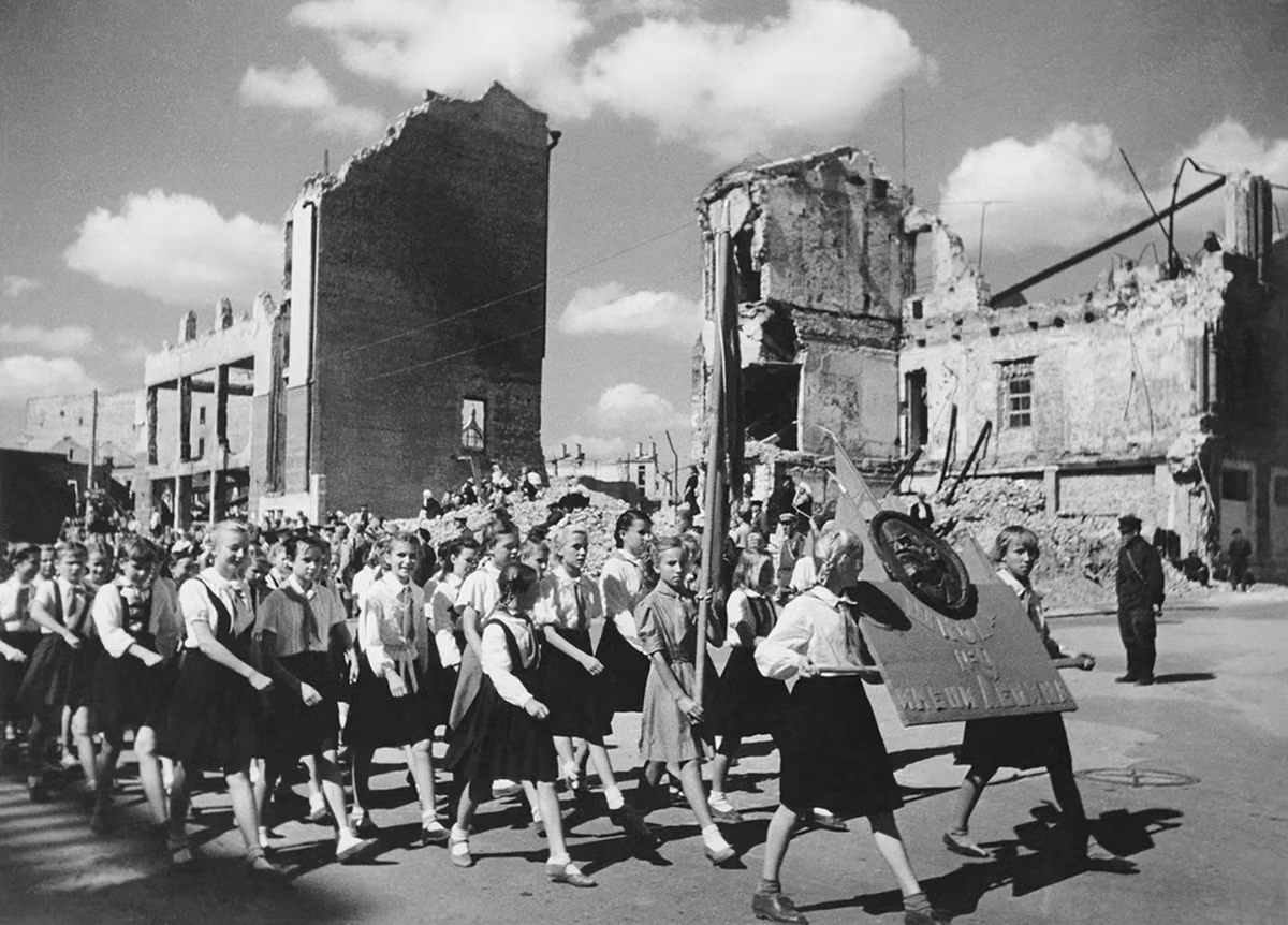 Một cuộc diễu hành được tổ chức tại thành phố Stalingrad.