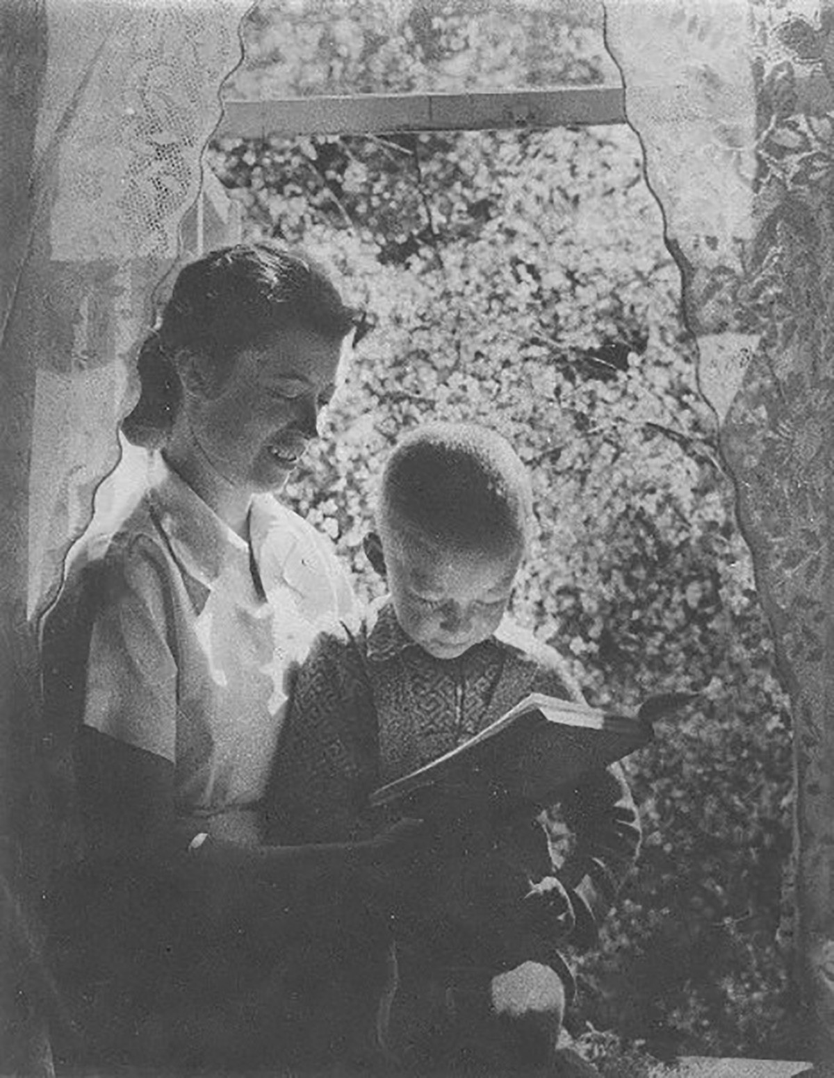 Người phụ nữ cùng con nhỏ đọc sách.