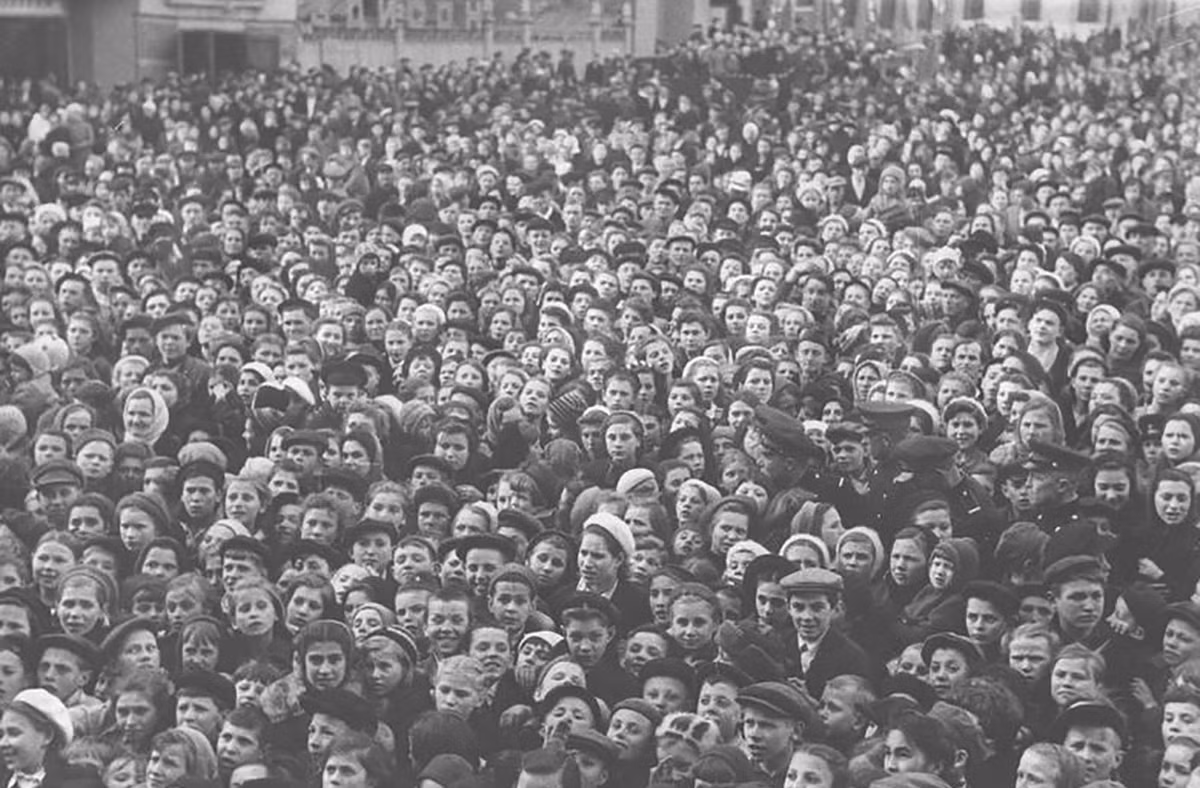 Đám đông tụ tập tại quảng trường để xem hòa nhạc tôn vinh chiến thắng.