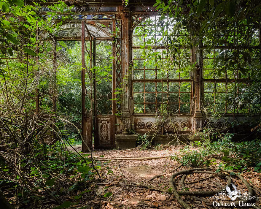 Can canh loat toa nha bo hoang day me hoac o Italy