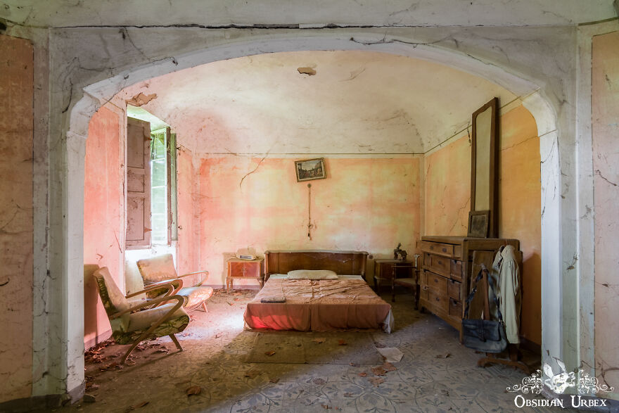 Can canh loat toa nha bo hoang day me hoac o Italy-Hinh-14