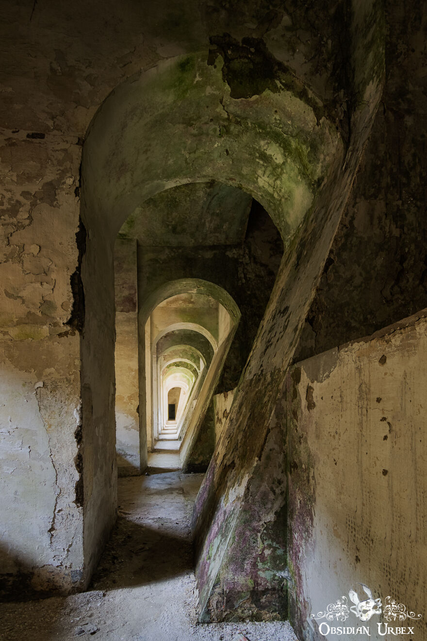 Can canh loat toa nha bo hoang day me hoac o Italy-Hinh-15