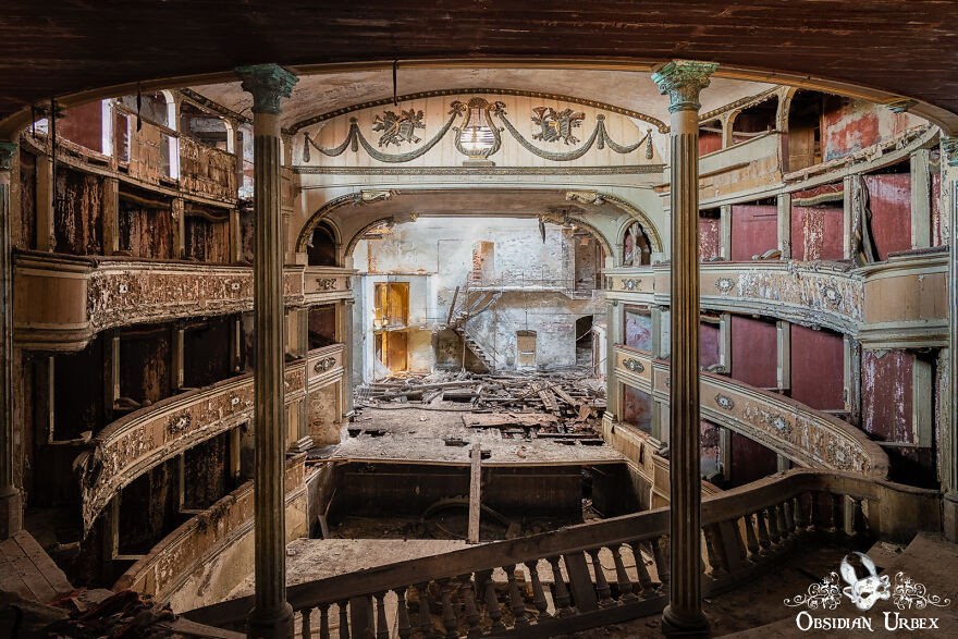 Can canh loat toa nha bo hoang day me hoac o Italy-Hinh-7