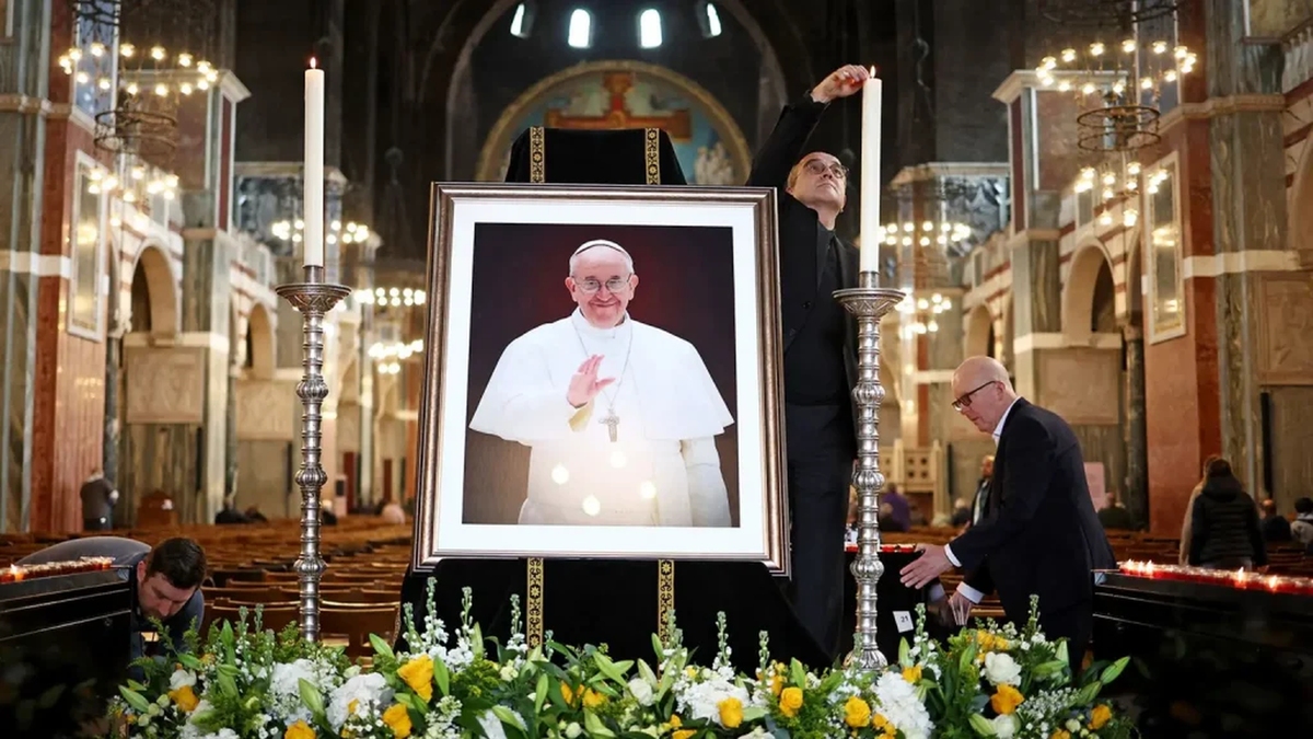 Bien nguoi du le tang cua Giao hoang Francis-Hinh-5