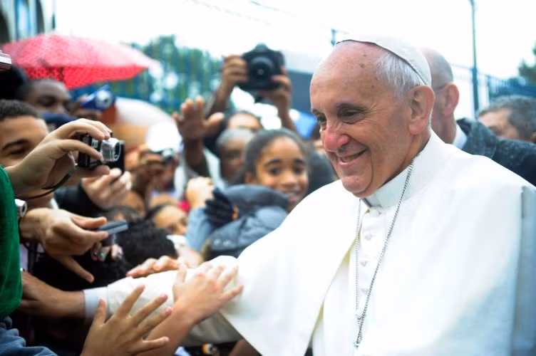 The gioi tiec thuong truoc su ra di cua Giao hoang Francis-Hinh-2