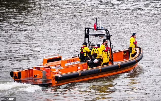 Tim thay thi the tren song nghi la nu sinh 11 tuoi mat tich-Hinh-2