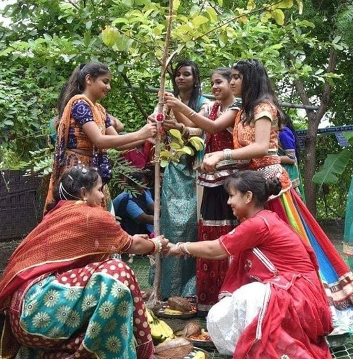 Dân làng đã trồng nhiều loại cây khác nhau, có thể mang lại thu nhập thêm cho họ. Đáng chú ý là một số sản phẩm được làm từ cây nha đam trồng trong ngôi làng này.