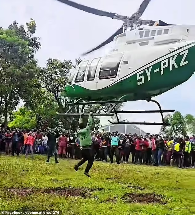 Kinh hai thanh nien Kenya du cang dap truc thang giua khong trung