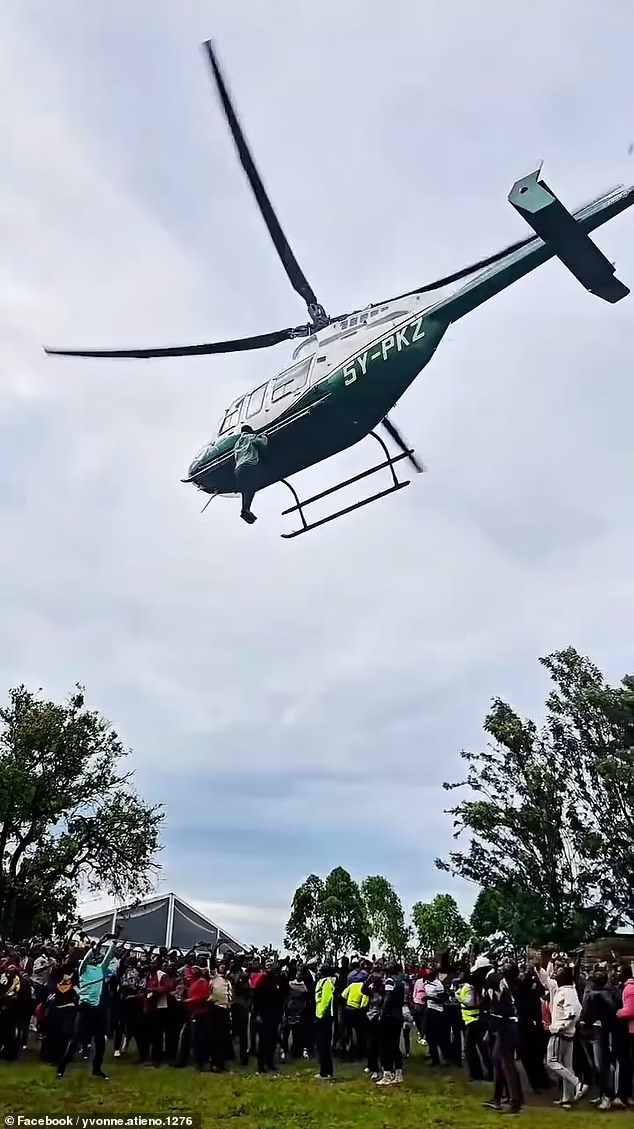 Kinh hai thanh nien Kenya du cang dap truc thang giua khong trung-Hinh-2