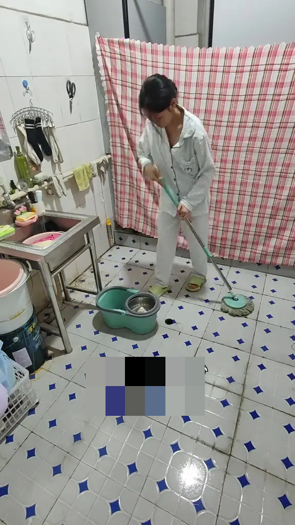 "Tôi luôn dọn dẹp phòng vệ sinh sạch sẽ để không có mùi hôi khi nằm ngủ", Yang chia sẻ trong video. Ảnh: JP.