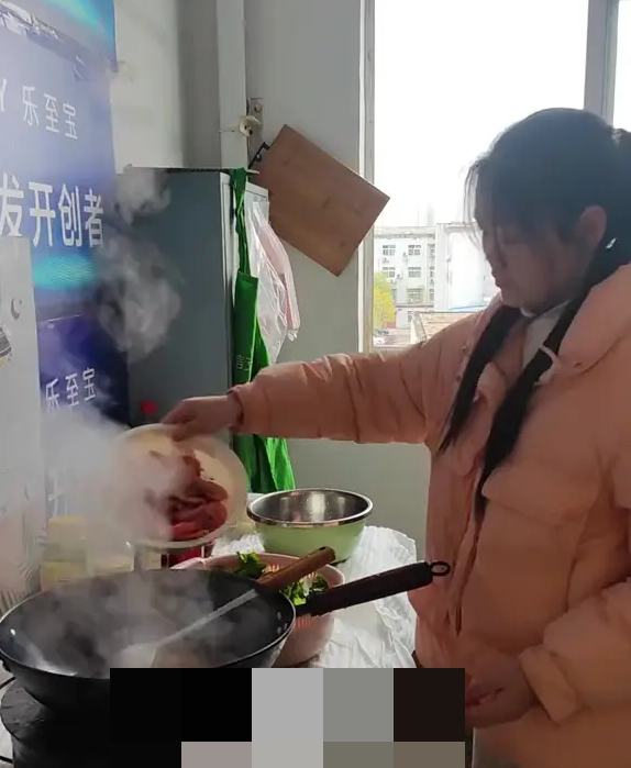 Yang thậm chí nấu ăn trong nhà vệ sinh này. Trong một đoạn video được đăng tải trên mạng, Yang được nhìn thấy sử dụng thớt và một bếp nấu di động,...Ảnh: JP.