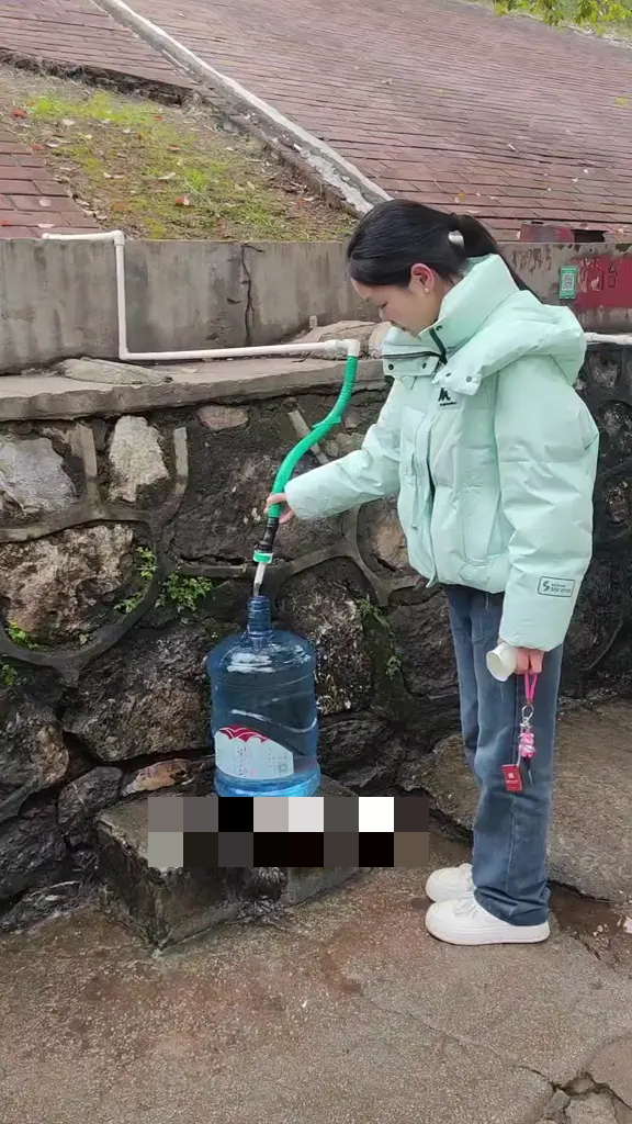 "Với tôi, có một nơi để ở là đủ rồi. Tôi không muốn tốn nhiều tiền để thuê nhà", Yang cho hay.