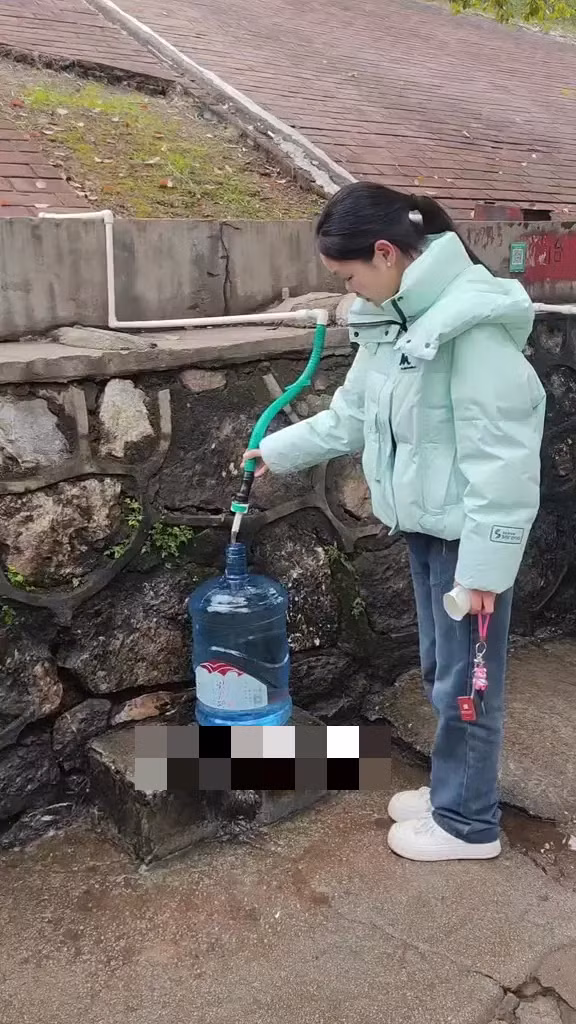 Co gai Trung Quoc chon song trong nha ve sinh de tiet kiem tien-Hinh-10