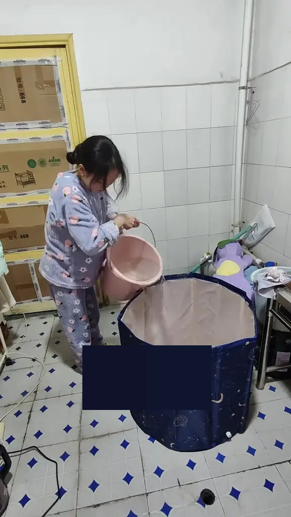 Yang cũng giặt đồ trong căn phòng này và phơi quần áo ở dây phơi trên nóc tòa nhà. Ảnh: JP.