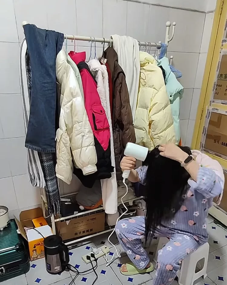 Mới đây, Yang đã quay video ghi lại cuộc sống thường nhật của cô trong nhà vệ sinh này và đăng trên nền tảng mạng xã hội Douyin, thu hút sự quan tâm của nhiều người. Ảnh: OC.