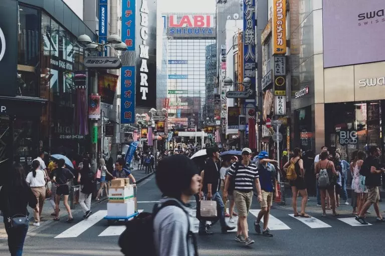 Ngã tư Shibuya là một trong những ngã tư đông đúc nhất hành tinh. Vào những giờ cao điểm, hàng nghìn người được nhìn thấy băng qua từ nhiều hướng khác nhau. Ảnh: FU. 