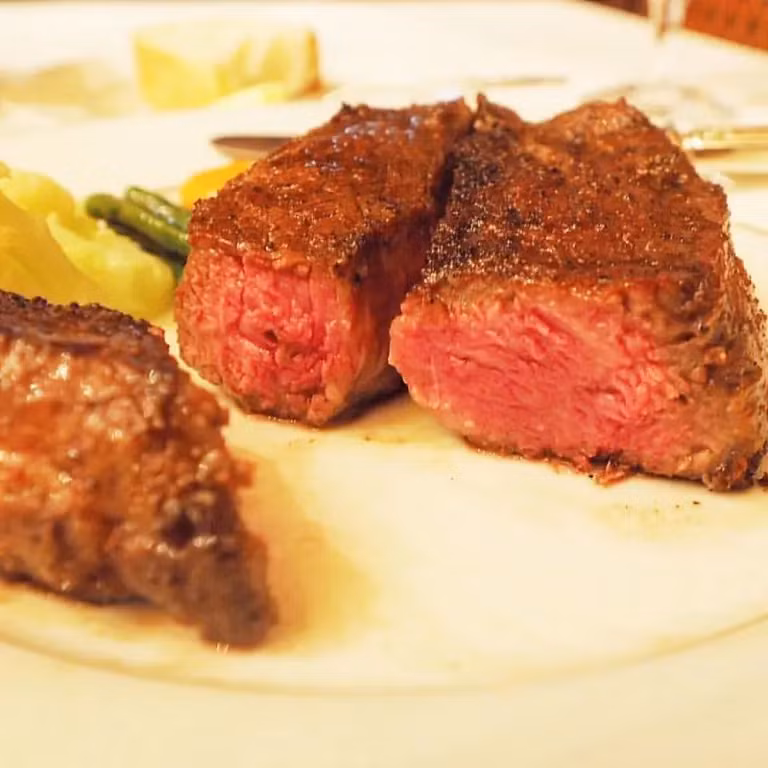 Nằm ở quận Shinbashi của thủ đô Tokyo, Aragawa là một nhà hàng bít tết nổi tiếng khắp thế giới với món thịt bò hảo hạng. Món Sanda Beefsteak nướng than là món ăn đặc trưng của nhà hàng và được coi là một trong những món bít tết ngon nhất hành tinh. Ảnh: FU. 