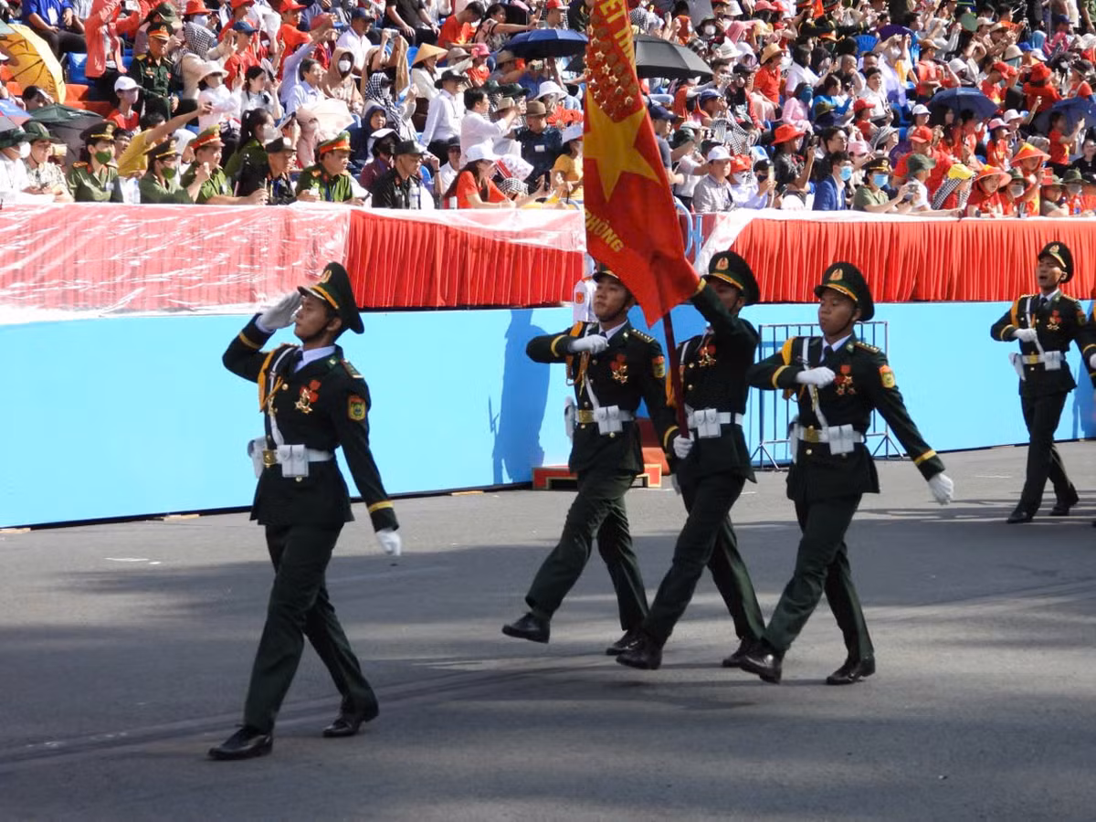 Khối sĩ quan biên phòng đại diện cho lực lượng nòng cốt bảo vệ biên giới quốc gia, đảm nhiệm quản lý, giữ vững chủ quyền lãnh thổ và an ninh biên giới. Các sĩ quan mặc quân phục màu xanh ô liu sẫm, đội mũ kê-pi xanh