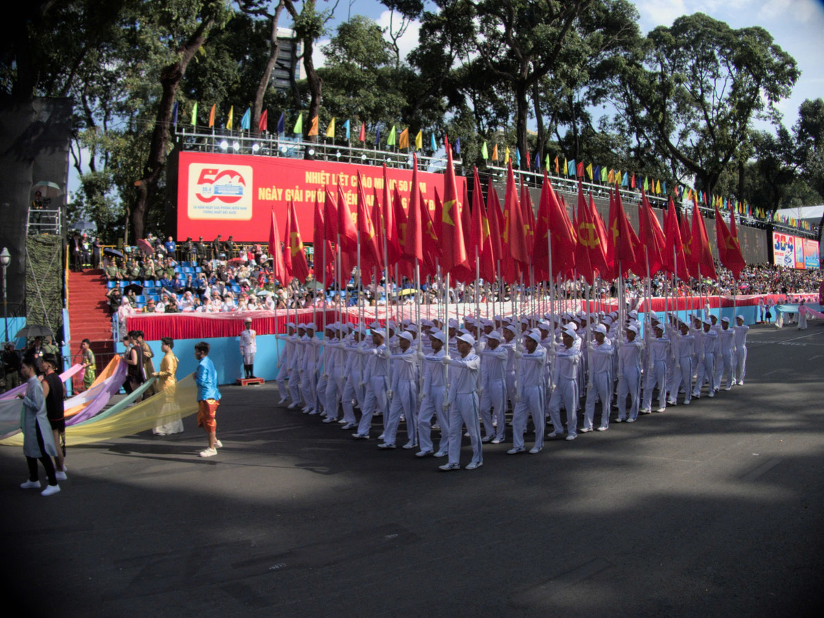 Khối cờ Đảng, cờ Tổ Quốc đỏ thắm, mở đầu cho đội hình diễu binh. Đội hình này gồm các chiến sĩ mang cờ Đảng (nền đỏ, búa liềm vàng) và cờ Tổ quốc (nền đỏ, sao vàng).