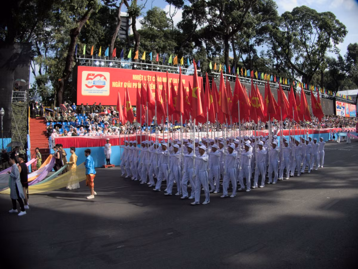 Khối cờ Đảng, cờ Tổ Quốc đỏ thắm, mở đầu cho đội hình diễu binh. Đội hình này gồm các chiến sĩ mang cờ Đảng (nền đỏ, búa liềm vàng) và cờ Tổ quốc (nền đỏ, sao vàng).