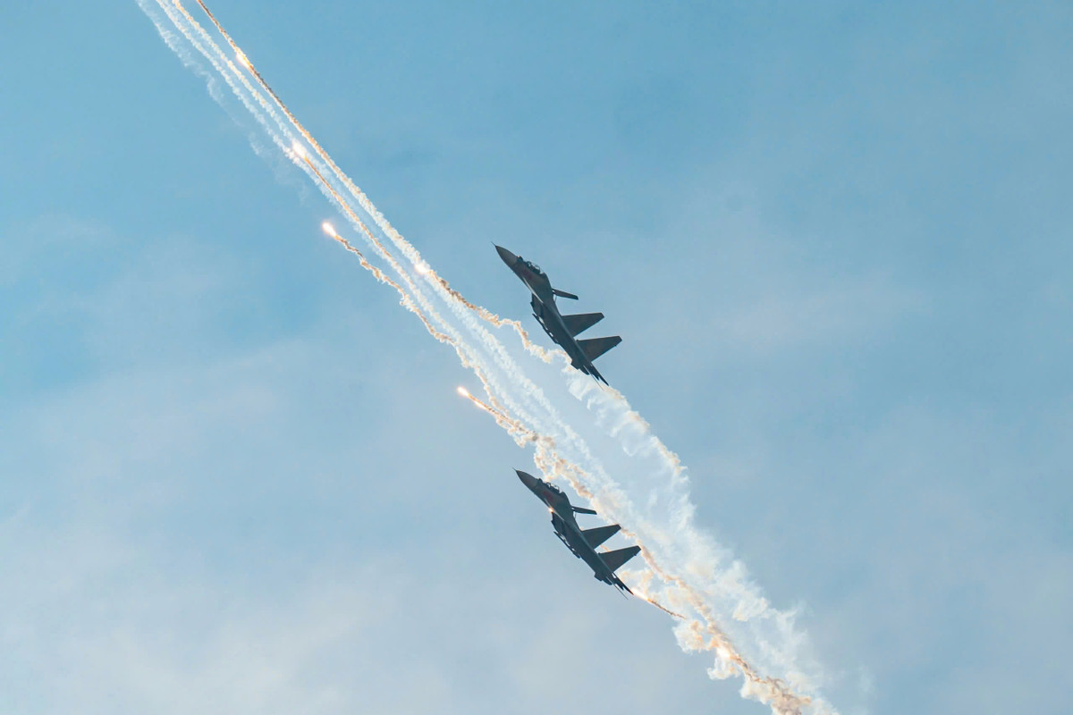 Ba tiêm kích Su30-MK2 thả bẫy nhiệt trên bầu trời TP HCM.