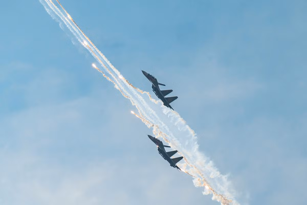 Ba tiêm kích Su30-MK2 thả bẫy nhiệt trên bầu trời TP HCM.