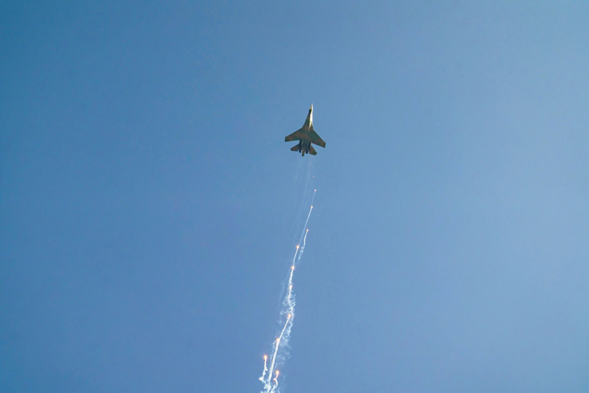 Tiêm kích Su30-MK2 thả bẫy nhiệt trên bầu trời TP HCM.