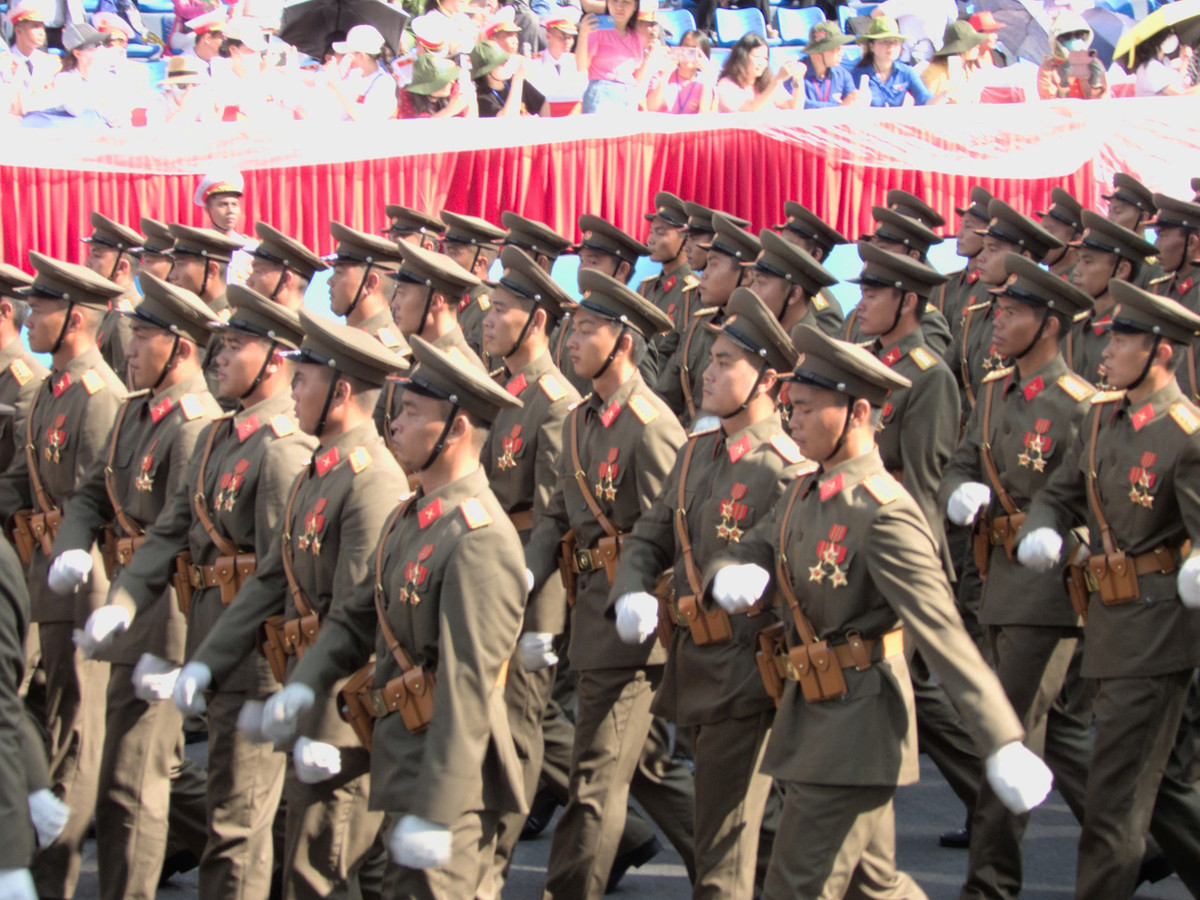 Khối sĩ quan đại diện 5 cánh quân tái hiện hình ảnh 5 mũi tiến công thần tốc trong chiến dịch Hồ Chí Minh lịch sử, góp phần vào công cuộc thống nhất đất nước ngày 30.4.1975. 5 cánh quân gồm Quân đoàn 1 - Binh đoàn Quyết Thắng, Quân đoàn 2 - Binh đoàn Hương Giang, Quân đoàn 3 - Binh đoàn Tây Nguyên, Quân đoàn 4 - Binh đoàn Cửu Long và Đoàn 232.