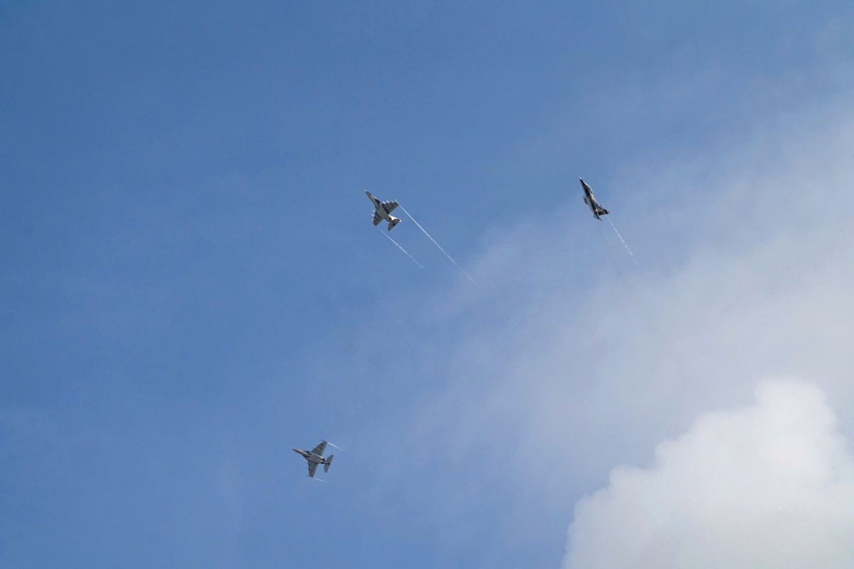 Ba máy bay huấn luyện phản lực Yak-130 trình diễn trong buổi tổng duyệt sáng nay trên bầu trời TP HCM.