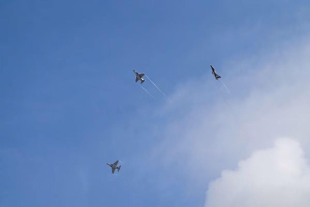 Ba máy bay huấn luyện phản lực Yak-130 trình diễn trong buổi tổng duyệt sáng nay trên bầu trời TP HCM.