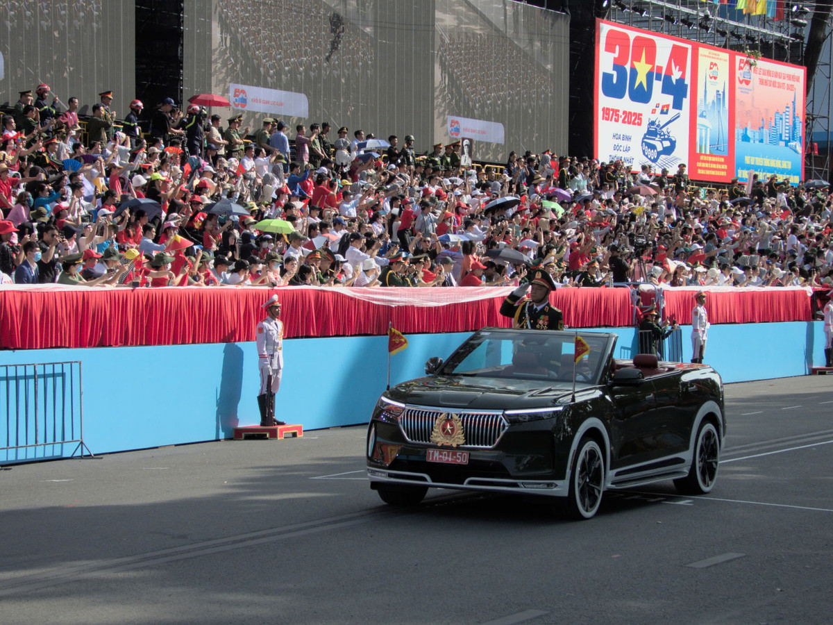 Xe chỉ huy khối Quân đội tiến vào lễ đài.