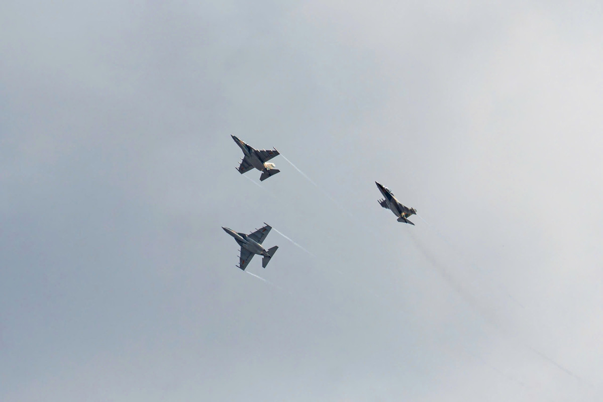 Tại buổi tổng duyệt sáng nay, người dân cũng được chứng kiến màn trình diễn trực thăng kéo cờ Đảng, cờ Tổ quốc bay phấp phới, tiêm kích nhào lộn, trình diễn, thả bẫy tuyệt đẹp trên bầu trời TP HCM.