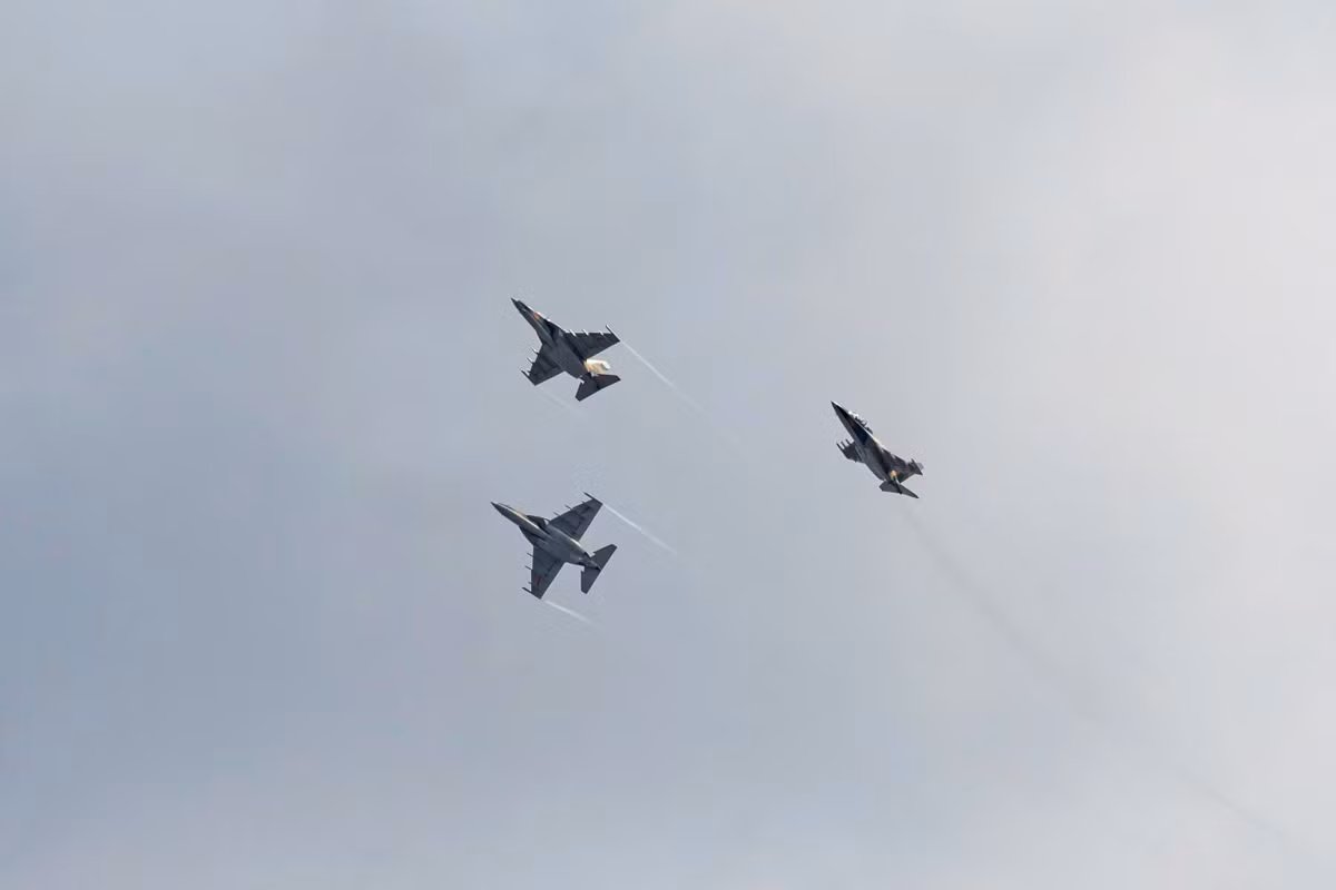 Tại buổi tổng duyệt sáng nay, người dân cũng được chứng kiến màn trình diễn trực thăng kéo cờ Đảng, cờ Tổ quốc bay phấp phới, tiêm kích nhào lộn, trình diễn, thả bẫy tuyệt đẹp trên bầu trời TP HCM.