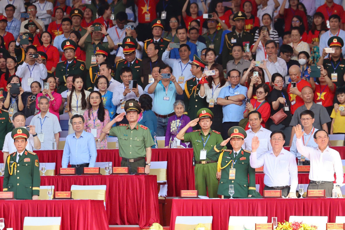 Tới dự buổi tổng duyệt có: Ủy viên Bộ Chính trị, Thường trực Ban Bí thư Trần Cẩm Tú, Trưởng Ban Chỉ đạo Trung ương kỷ niệm các ngày lễ lớn và sự kiện lịch sử quan trọng của đất nước trong 3 năm (2023-2025) ; Ủy viên Bộ Chính trị, Bí thư Trung ương Đảng, Trưởng Ban Tuyên giáo và Dân vận Trung ương Nguyễn Trọng Nghĩa, Phó Trưởng Ban Thường trực Ban Chỉ đạo; Ủy viên Bộ Chính trị, Bí thư Thành ủy TPHCM Nguyễn Văn Nên, Phó Trưởng Ban Chỉ đạo; Đại tướng Phan Văn Giang, Ủy viên Bộ Chính trị, Phó Bí thư Quân ủy Trung ương, Bộ trưởng Bộ Quốc phòng; Phó Thủ tướng Chính phủ Mai Văn Chính, Phó Trưởng Ban Chỉ đạo…