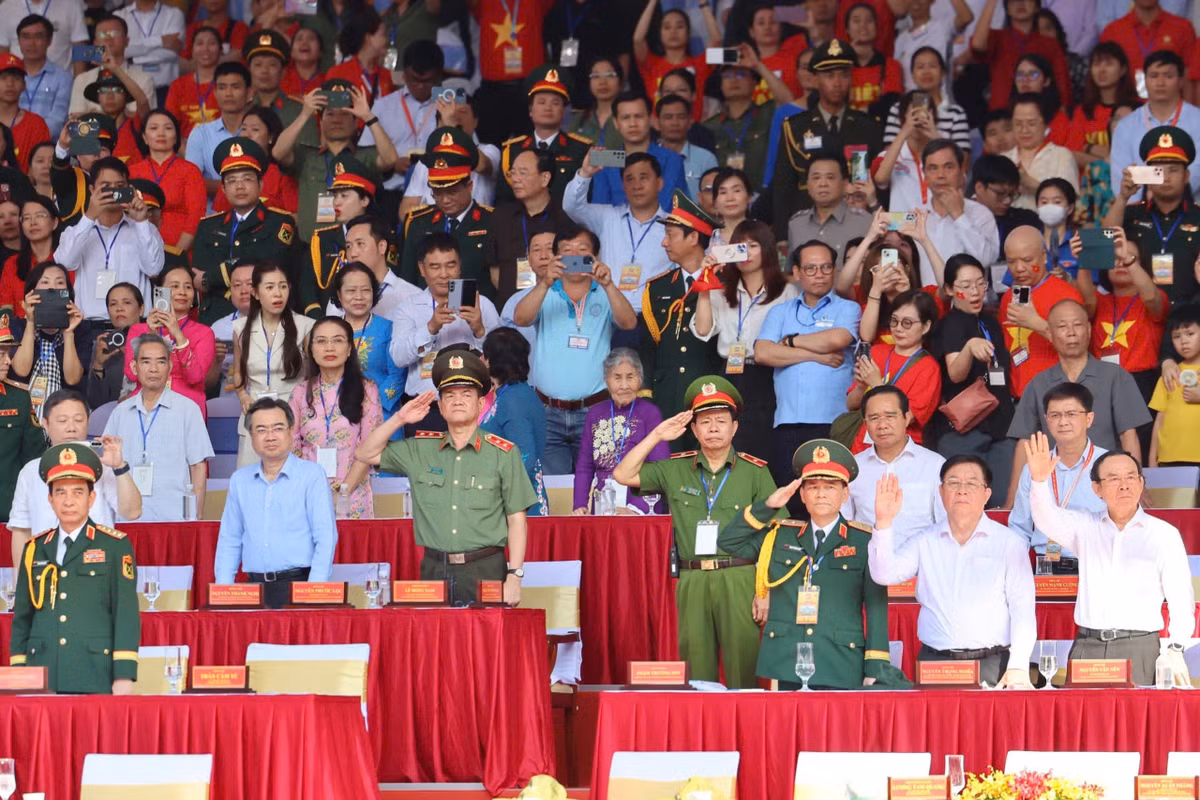 Tới dự buổi tổng duyệt có: Ủy viên Bộ Chính trị, Thường trực Ban Bí thư Trần Cẩm Tú, Trưởng Ban Chỉ đạo Trung ương kỷ niệm các ngày lễ lớn và sự kiện lịch sử quan trọng của đất nước trong 3 năm (2023-2025) ; Ủy viên Bộ Chính trị, Bí thư Trung ương Đảng, Trưởng Ban Tuyên giáo và Dân vận Trung ương Nguyễn Trọng Nghĩa, Phó Trưởng Ban Thường trực Ban Chỉ đạo; Ủy viên Bộ Chính trị, Bí thư Thành ủy TPHCM Nguyễn Văn Nên, Phó Trưởng Ban Chỉ đạo; Đại tướng Phan Văn Giang, Ủy viên Bộ Chính trị, Phó Bí thư Quân ủy Trung ương, Bộ trưởng Bộ Quốc phòng; Phó Thủ tướng Chính phủ Mai Văn Chính, Phó Trưởng Ban Chỉ đạo…