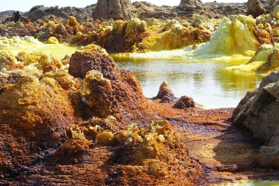 Dallol ở vùng trũng Danakil tại Ethiopia nắm giữ kỷ lục thế giới là nơi có người ở nóng nhất hành tinh. Ảnh: AE.