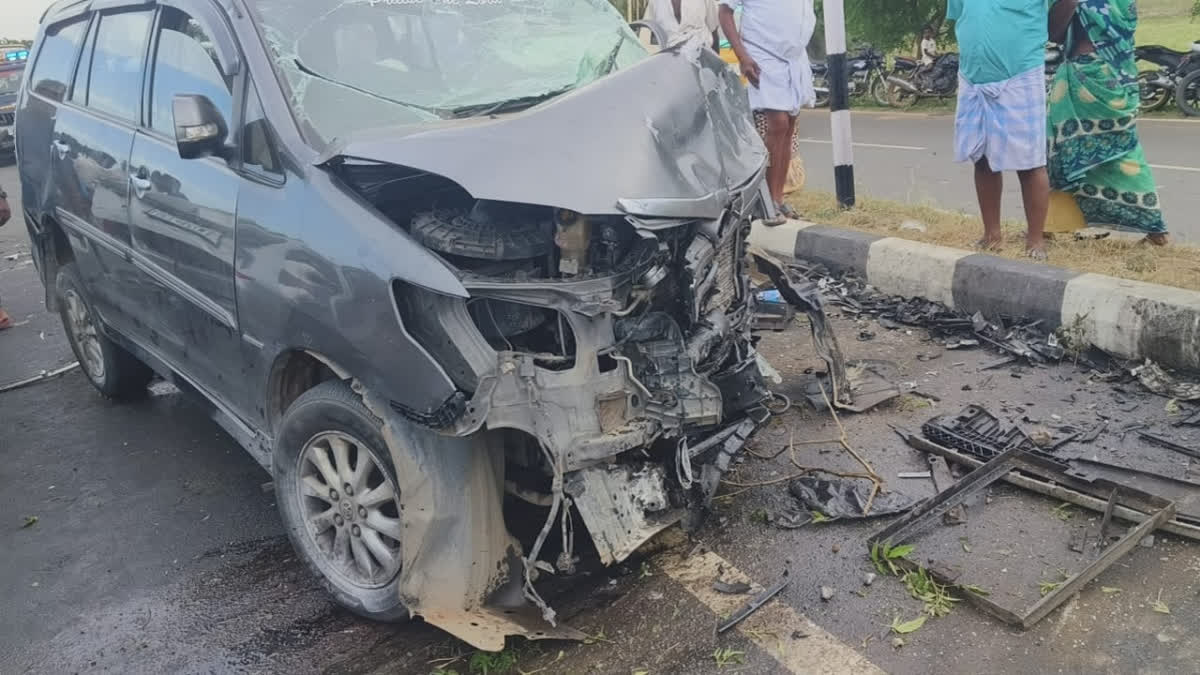 Hai ô tô đâm trực diện, 5 người trong một gia đình tử vong Hai o to dam truc dien, 5 nguoi trong mot gia dinh tu vong