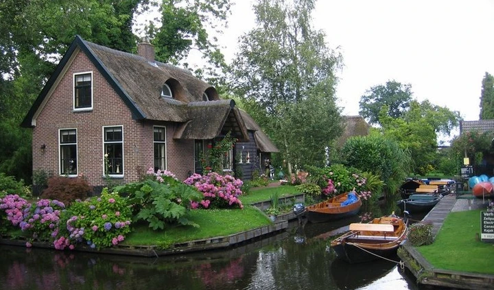 Đó là bởi, ngôi làng được mệnh danh là "Venice của Hà Lan" này không có đường sá, chỉ có kênh đào. Thuyền là phương tiện chính để đi quanh làng.