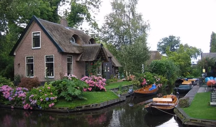 Đó là bởi, ngôi làng được mệnh danh là "Venice của Hà Lan" này không có đường sá, chỉ có kênh đào. Thuyền là phương tiện chính để đi quanh làng.