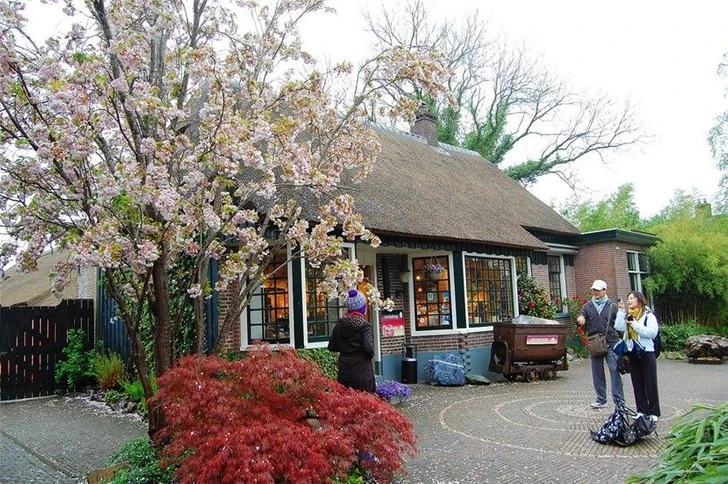 Ngôi làng trở nên nổi tiếng từ những năm 1960 sau khi đạo diễn người Hà Lan Bert Haanstra lấy nơi đây làm bối cảnh trong một trong những bộ phim của mình.