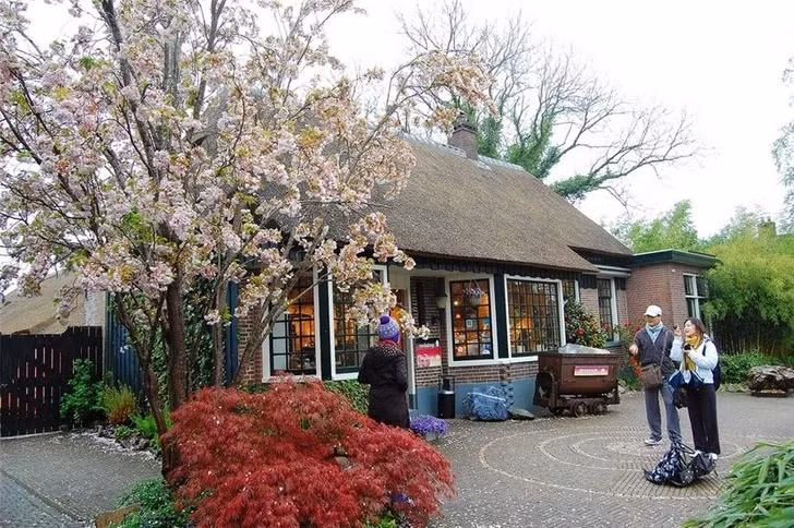 Ngôi làng trở nên nổi tiếng từ những năm 1960 sau khi đạo diễn người Hà Lan Bert Haanstra lấy nơi đây làm bối cảnh trong một trong những bộ phim của mình.