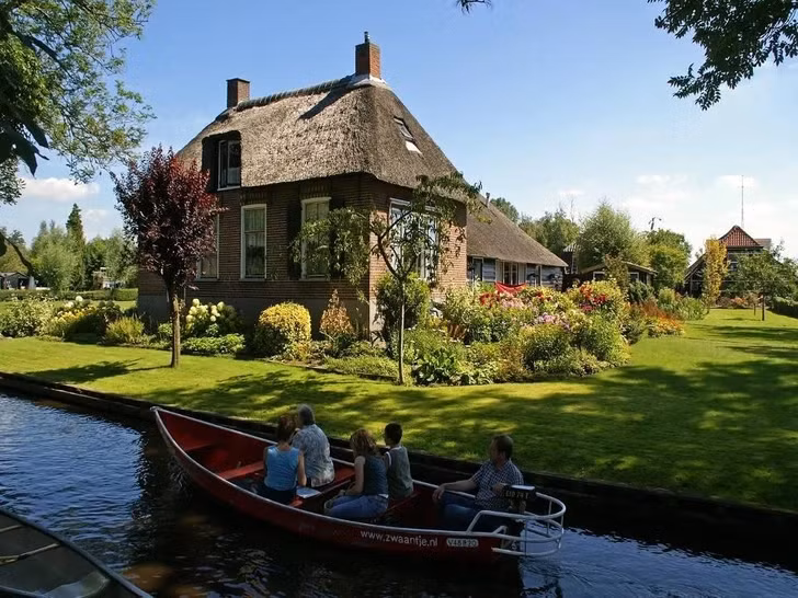 Giethoorn cũng có những nhà hàng và quán cà phê phục vụ khách du lịch.