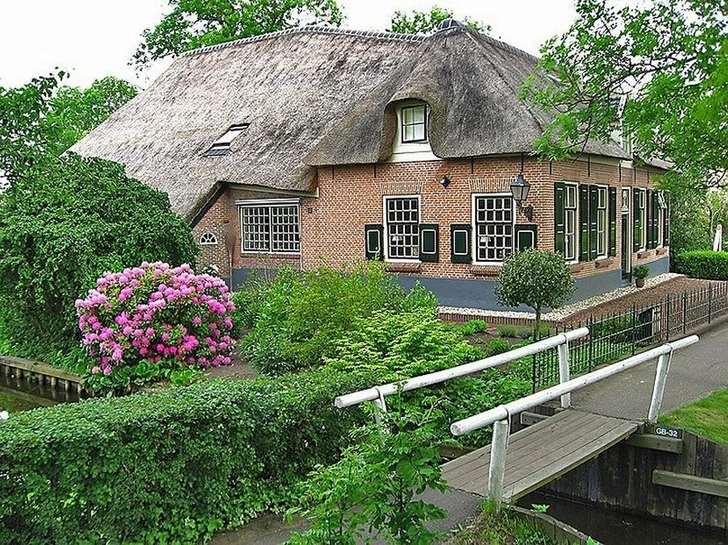 Giethoorn có nhiều hồ và ao nông, được hình thành từ hoạt động khai thác than bùn trước đây của cư dân.
