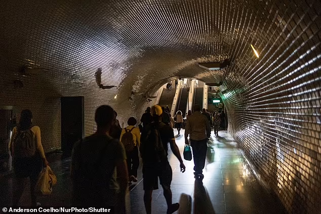 Mọi người xuống tàu điện ngầm tại ga Baixo-Chiado ở Bồ Đào Nha sau khi sự cố mất điện khiến nhiều phương tiện giao thông công cộng phải dừng hoạt động. Ảnh: NurPhoto.